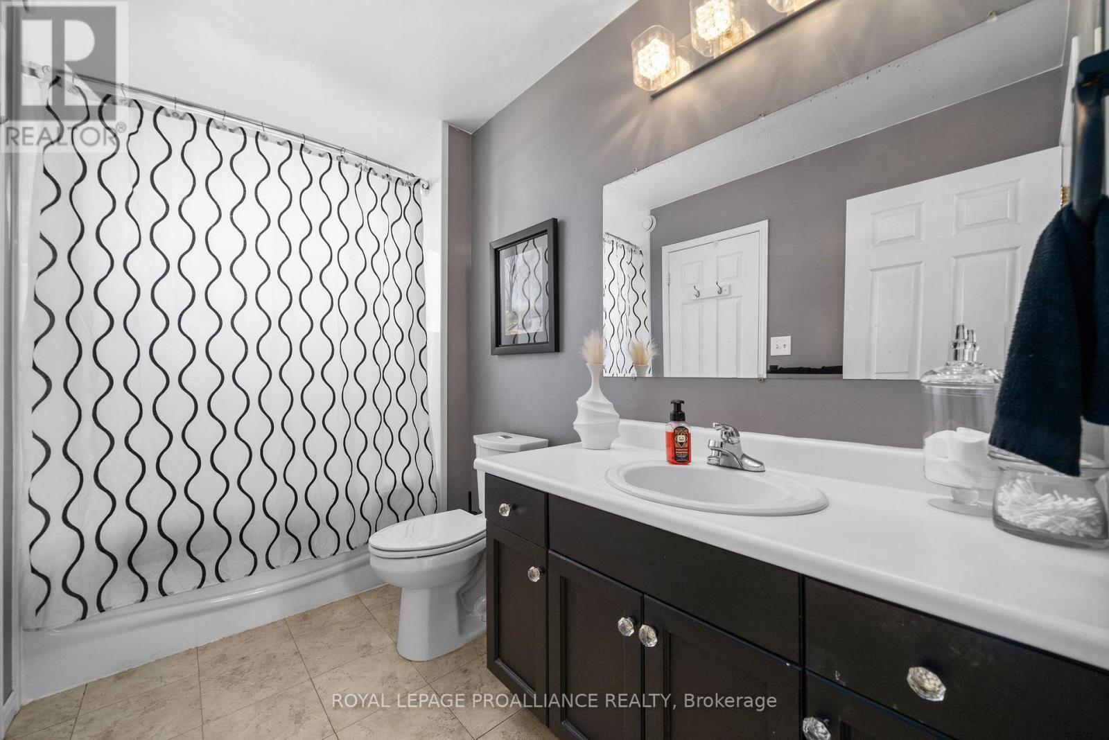 25 Faraday Gardens, Belleville, Ontario K8P 5J5 - Photo 20 - X12491558