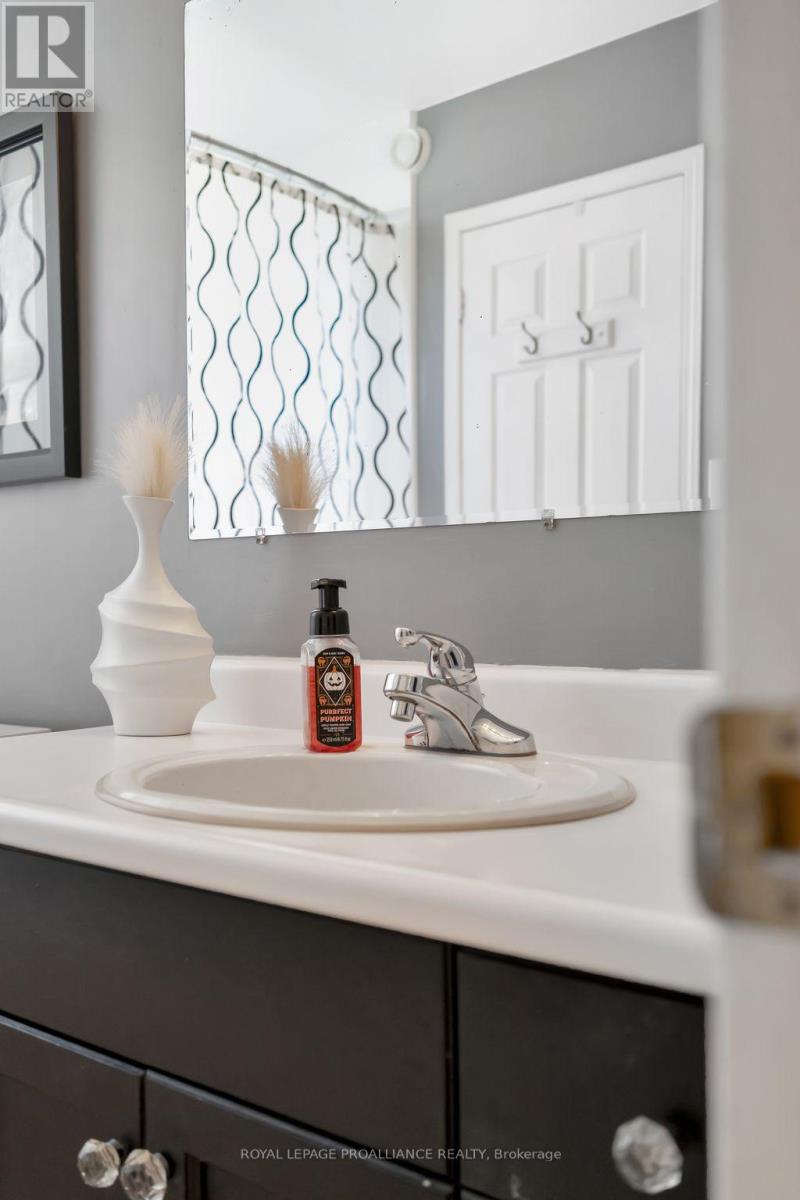 25 Faraday Gardens, Belleville, Ontario K8P 5J5 - Photo 21 - X12491558