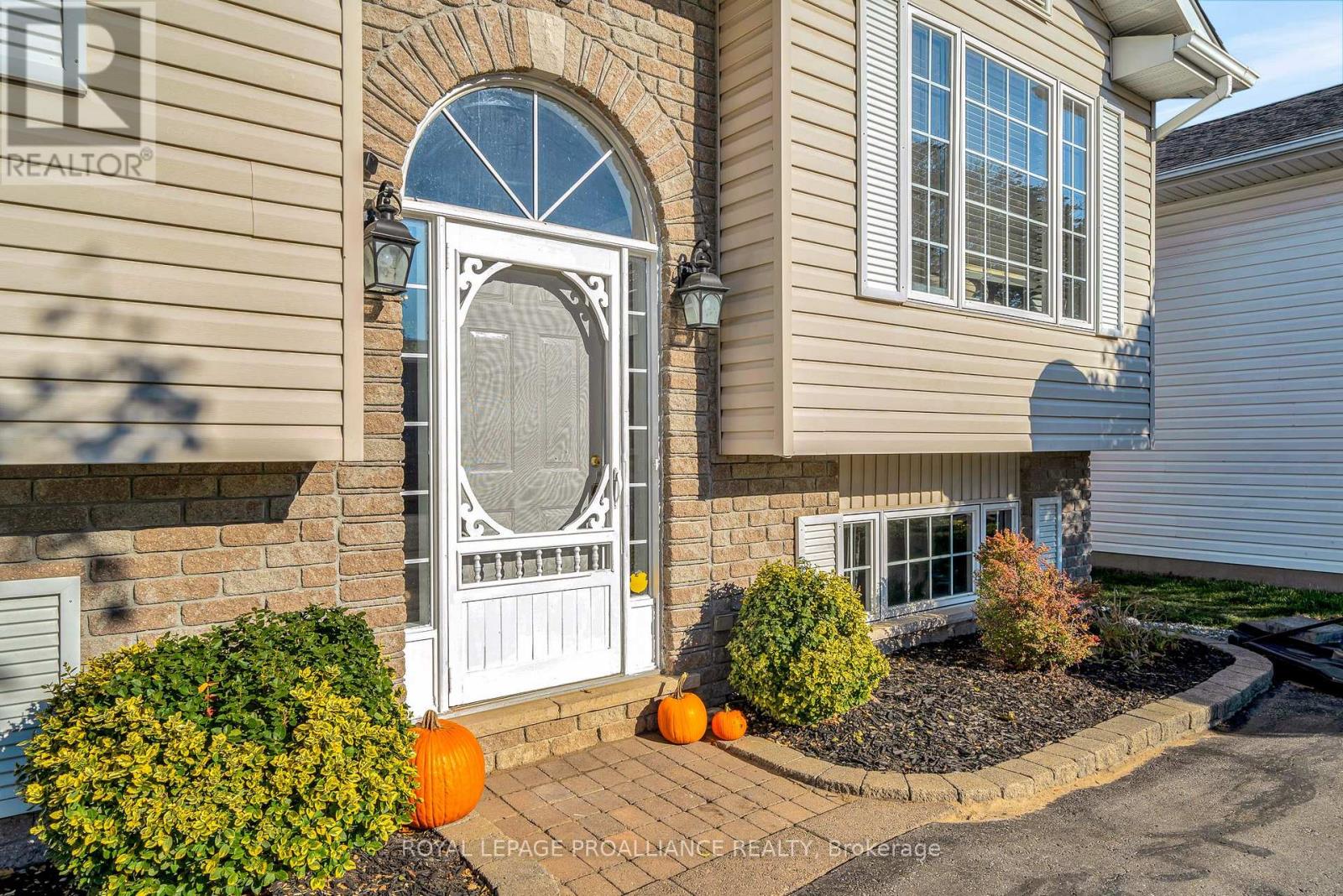 25 Faraday Gardens, Belleville, Ontario K8P 5J5 - Photo 3 - X12491558