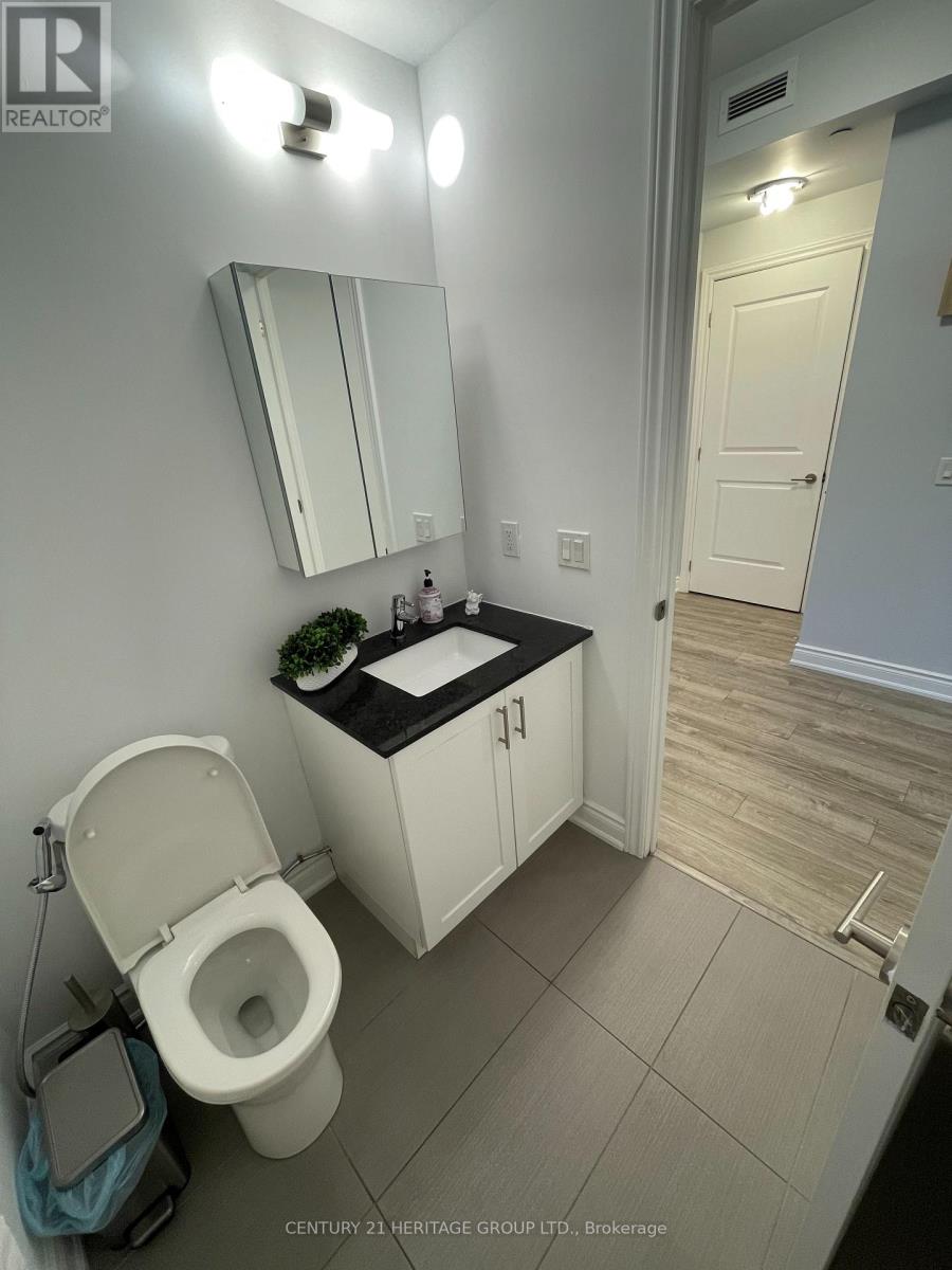 201 - 9618 Yonge Street, Richmond Hill, Ontario  L4C 0X5 - Photo 3 - N12491278