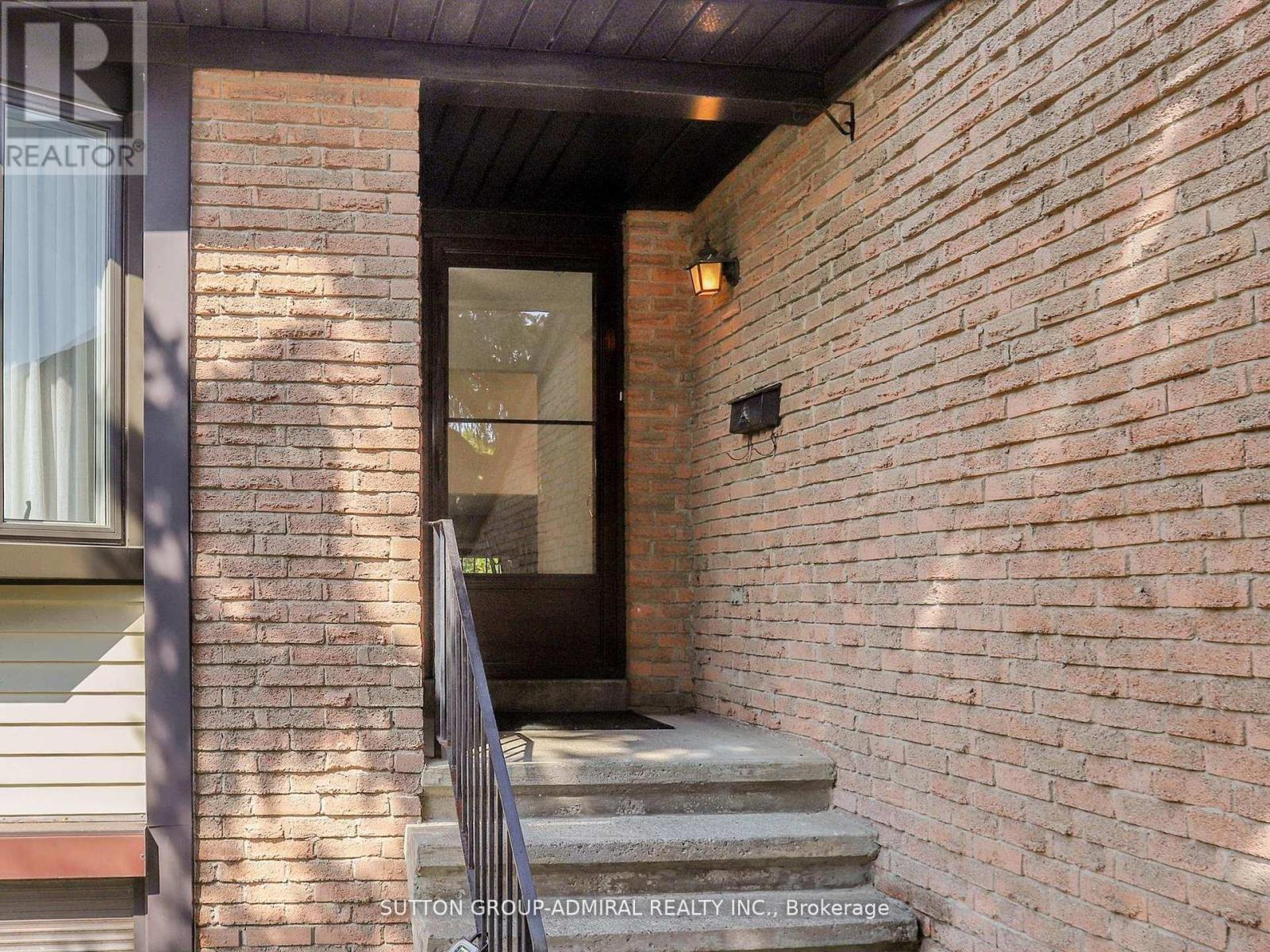 80 Castle Rock Drive, Richmond Hill, Ontario  L4C 5K4 - Photo 3 - N12491286