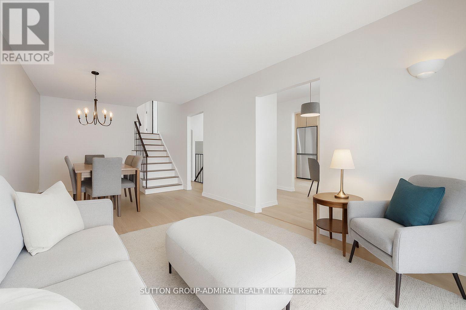 80 Castle Rock Drive, Richmond Hill, Ontario  L4C 5K4 - Photo 4 - N12491286