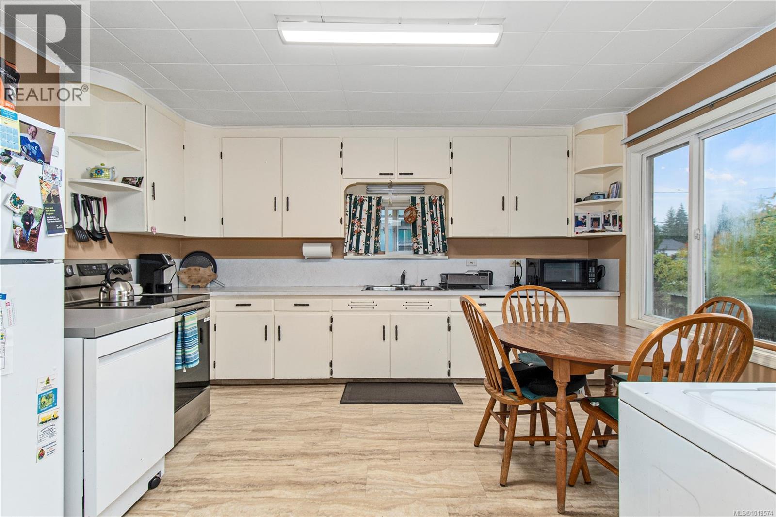 2702 Derwent Ave, Cumberland, British Columbia  V0R 1S0 - Photo 2 - 1018574