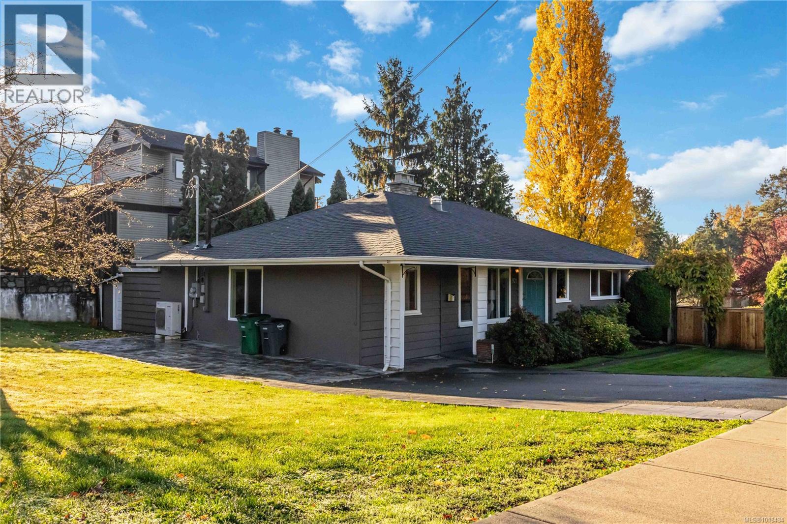 971 Marigold Rd, Saanich, British Columbia  V8Z 4R9 - Photo 1 - 1018434