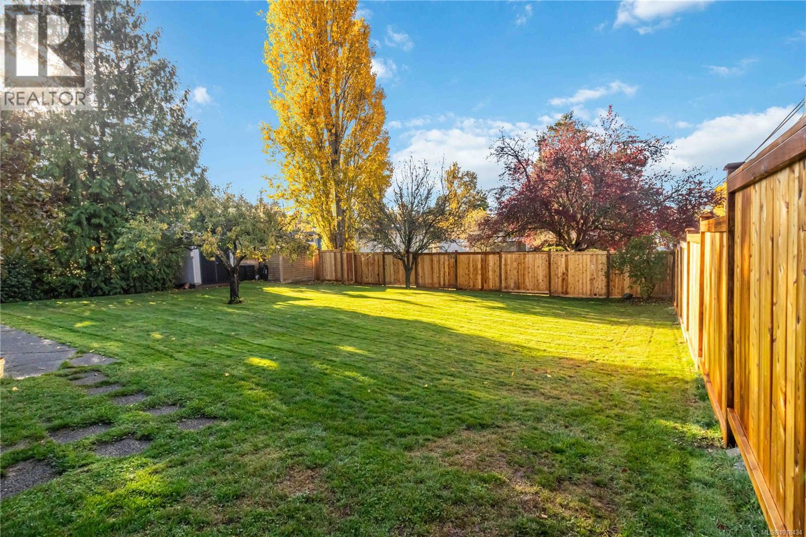 971 Marigold Rd, Saanich, British Columbia  V8Z 4R9 - Photo 29 - 1018434