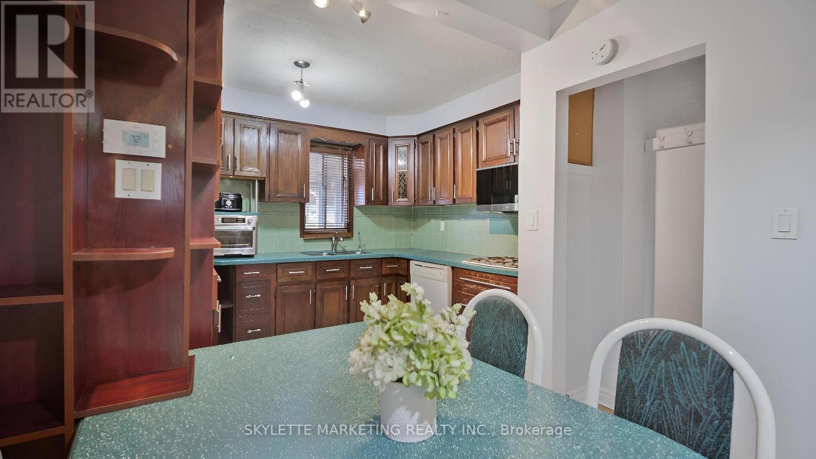 19 Miranda Avenue, Toronto, Ontario  M6E 4G1 - Photo 11 - W12491170