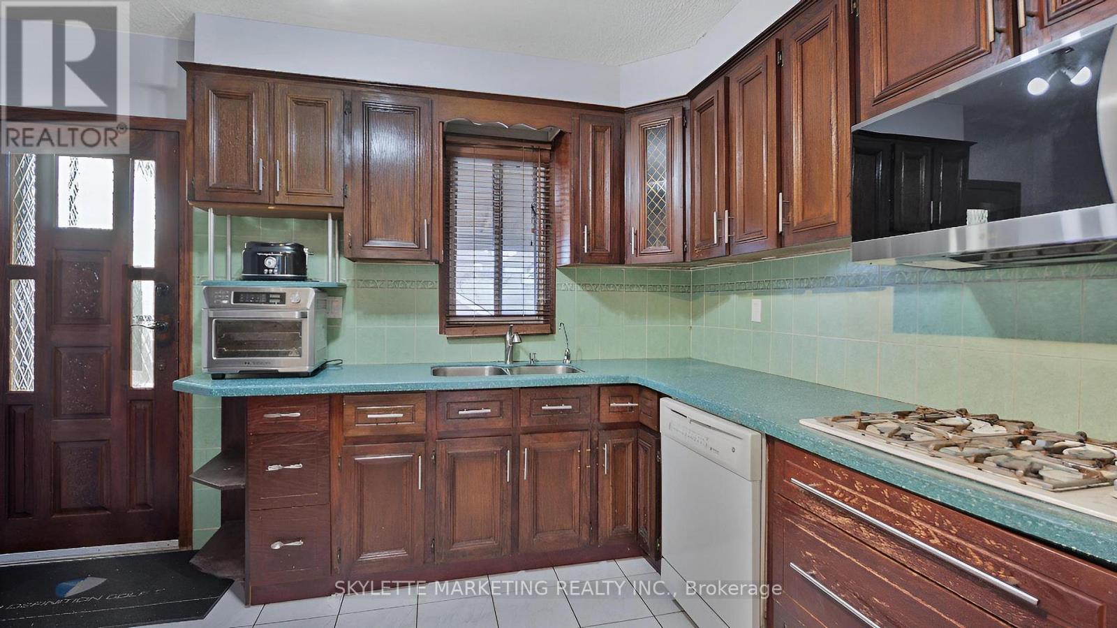 19 Miranda Avenue, Toronto, Ontario  M6E 4G1 - Photo 12 - W12491170