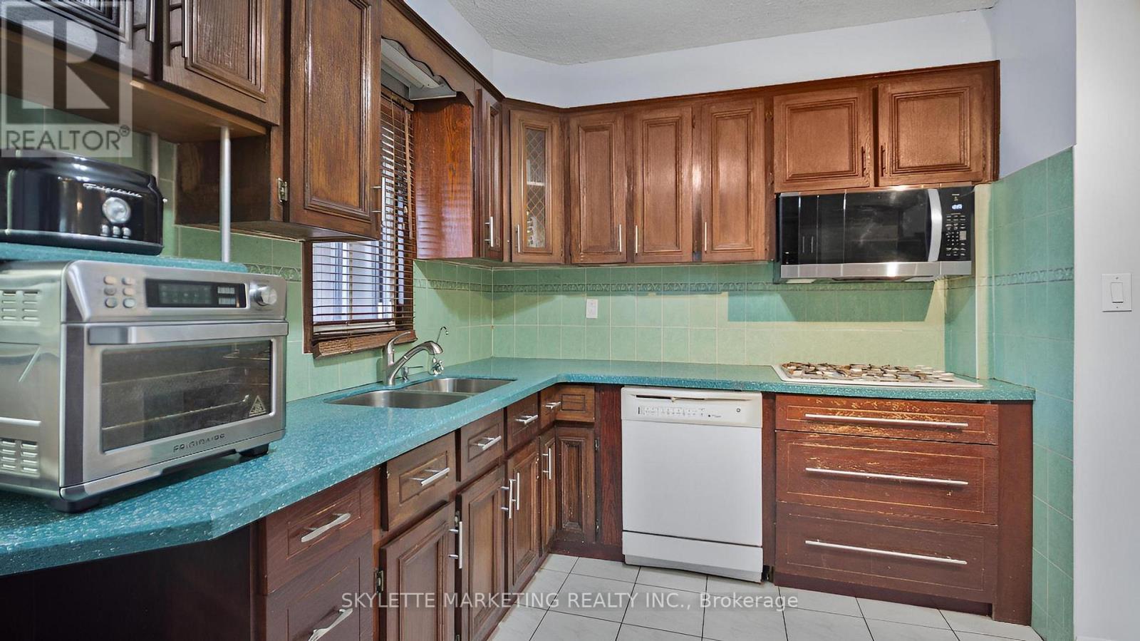 19 Miranda Avenue, Toronto, Ontario  M6E 4G1 - Photo 13 - W12491170