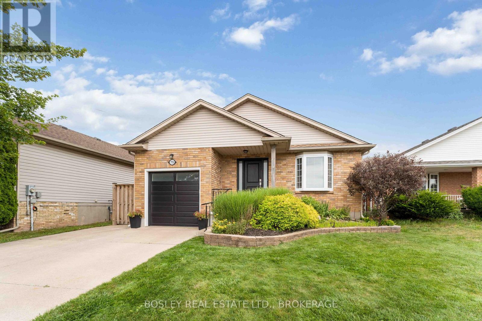 7733 Alpine Drive, Niagara Falls, Ontario  L2H 3B6 - Photo 2 - X12367712