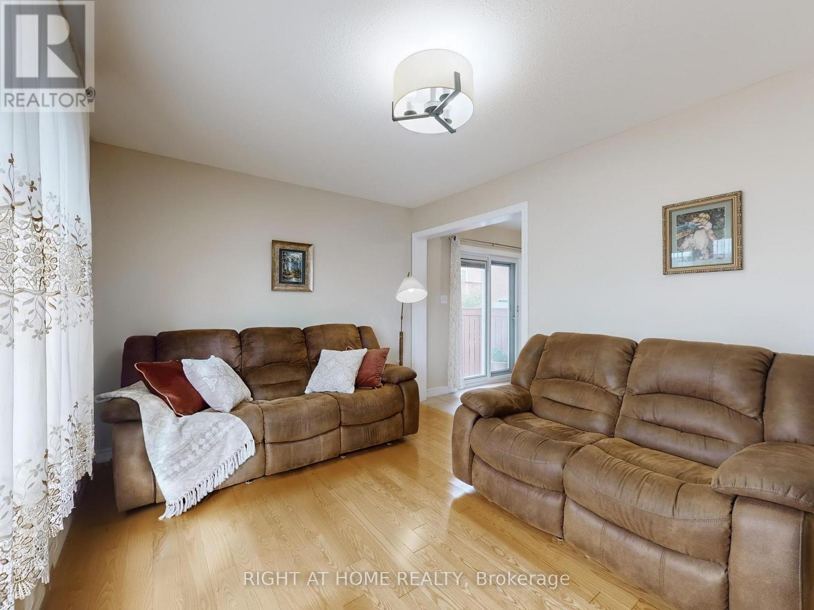 124 Peachwood Crescent, Hamilton, Ontario  L8E 5Z8 - Photo 5 - X12491054