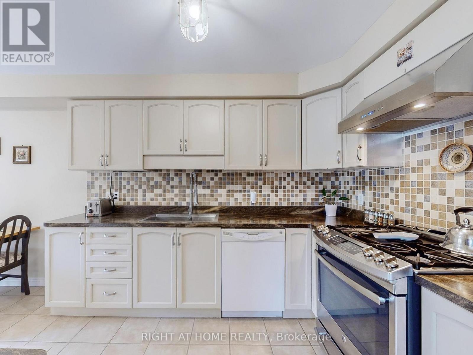 124 Peachwood Crescent, Hamilton, Ontario  L8E 5Z8 - Photo 9 - X12491054