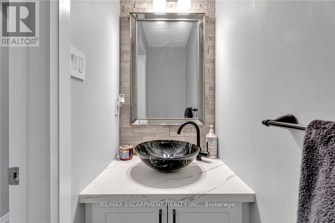 120 Davidson Boulevard, Hamilton, Ontario  L9H 7M5 - Photo 7 - X12491160