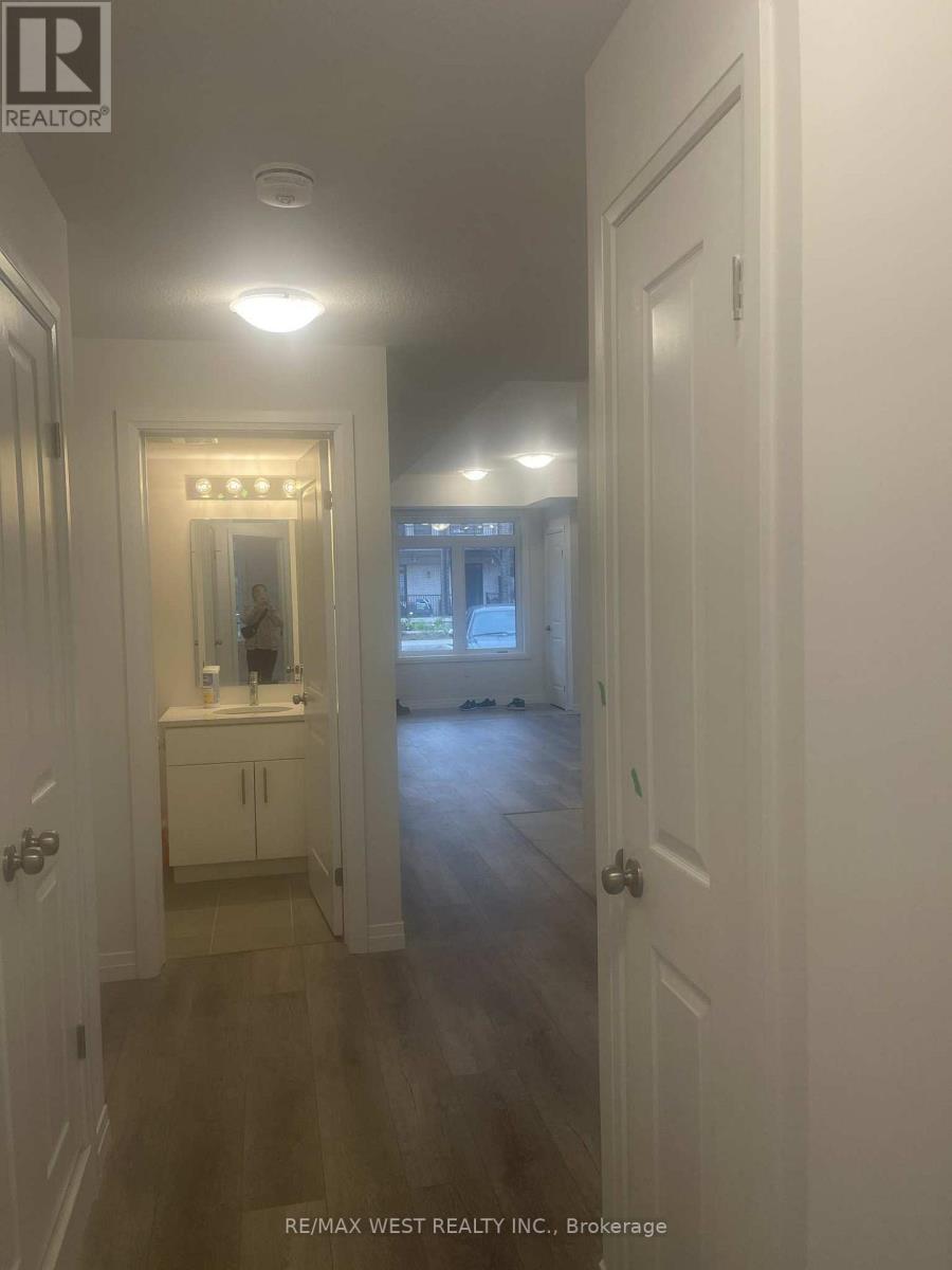 40 Thatcher Drive, Guelph, Ontario  N1L 0R8 - Photo 5 - X12491374