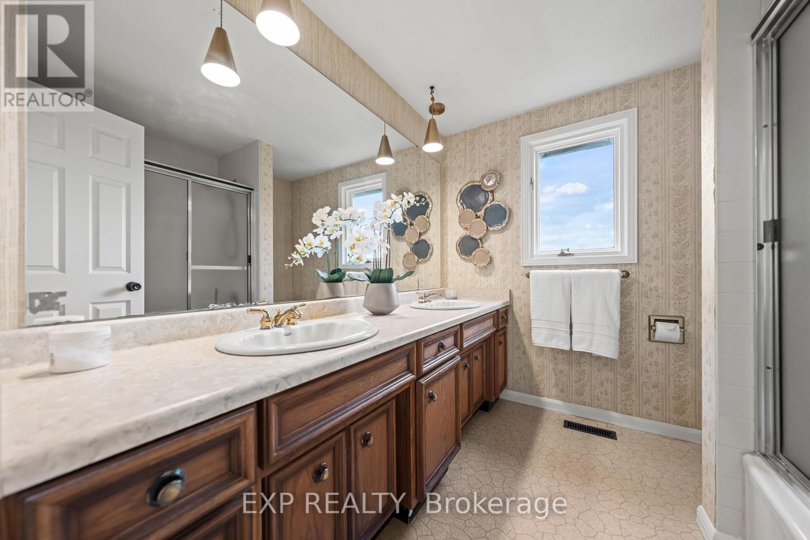 362 Pommel Gate Crescent, Waterloo, Ontario  N2L 5X4 - Photo 32 - X12491384