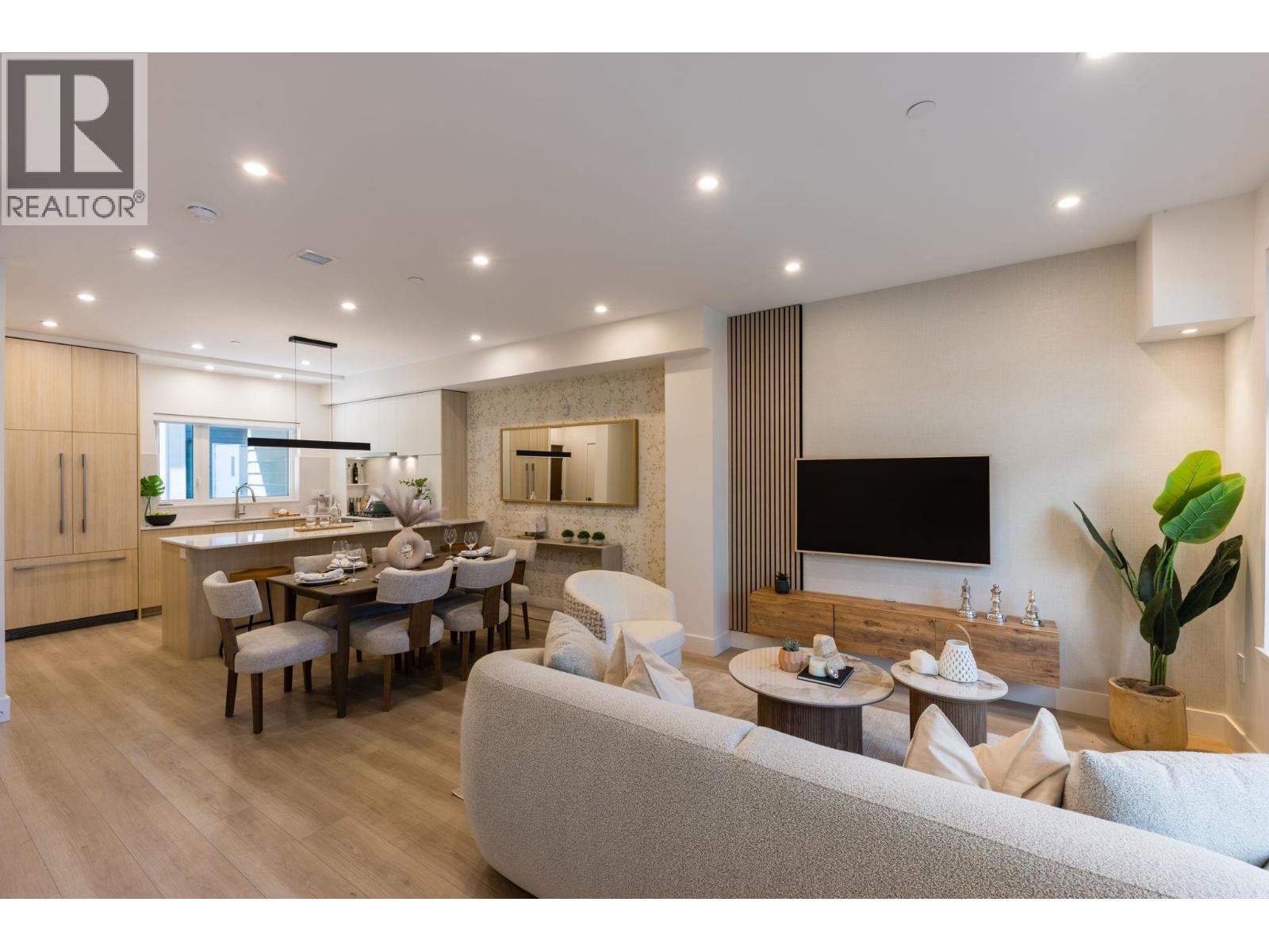 311 342 MOUNTAIN HIGHWAY, North Vancouver, British Columbia