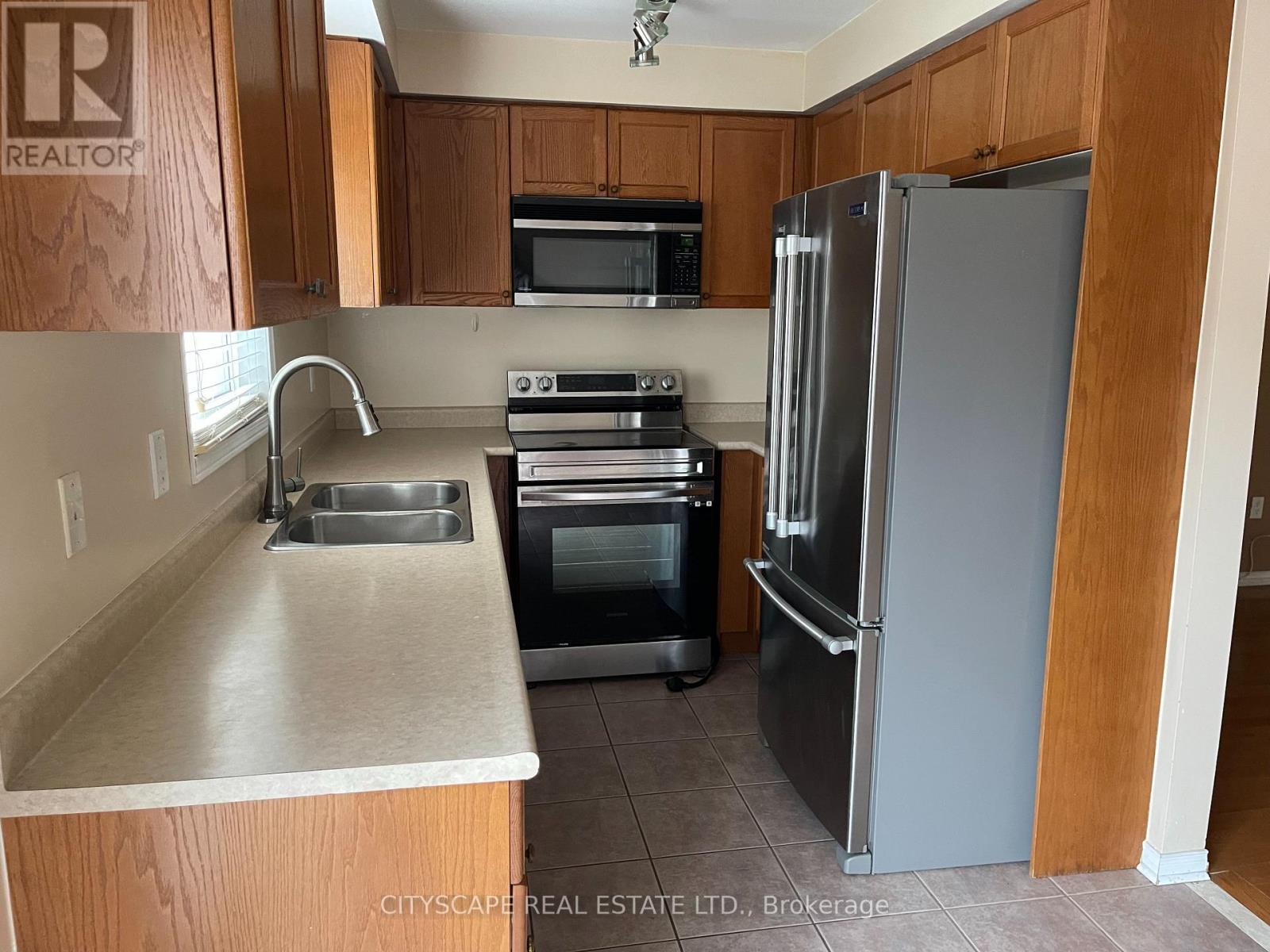 52 Coleridge Drive, Newmarket (Summerhill Estates), Ontario  L3X 2T6 - Photo 6 - N12486839