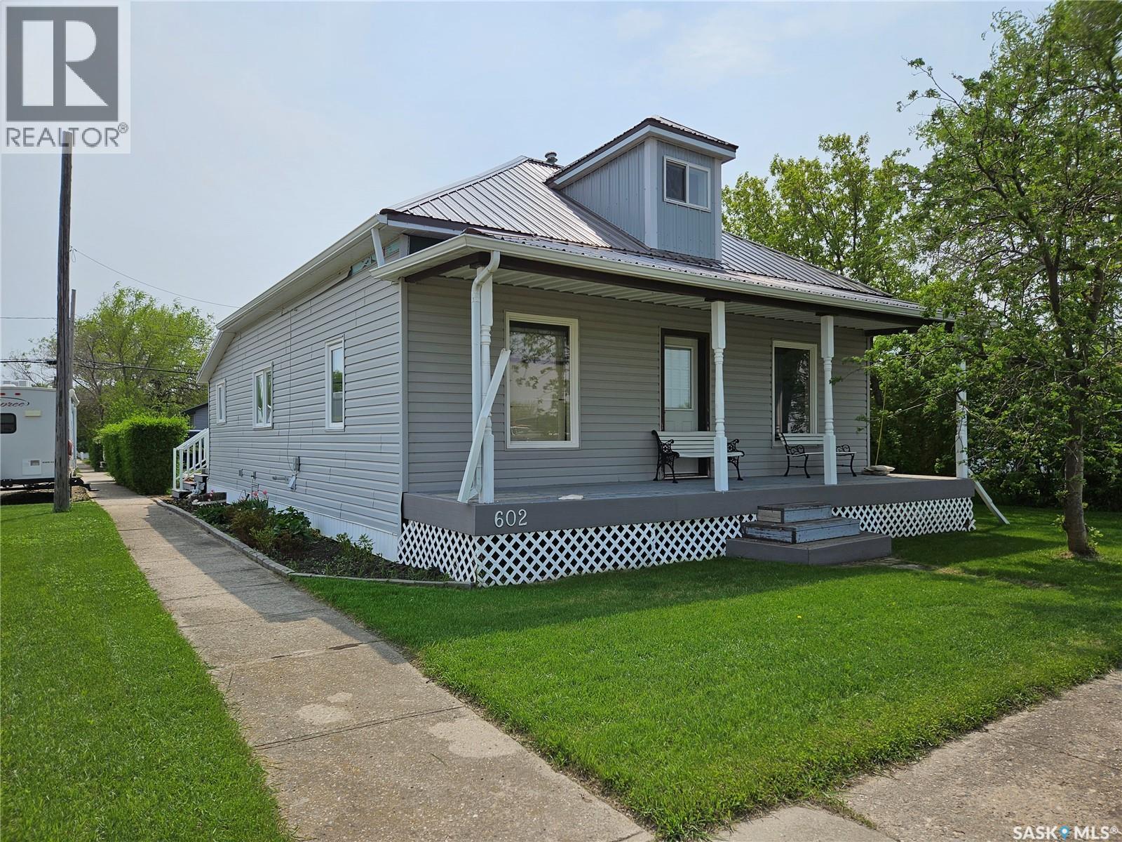 602 Railway Avenue, Bienfait, Saskatchewan  S0C 0M0 - Photo 2 - SK021956