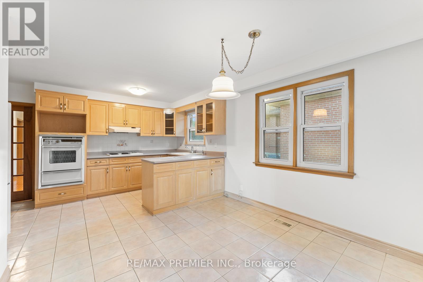75 Monclova Road, Toronto (Downsview-Roding-Cfb), Ontario  M3M 1N9 - Photo 10 - W12487361