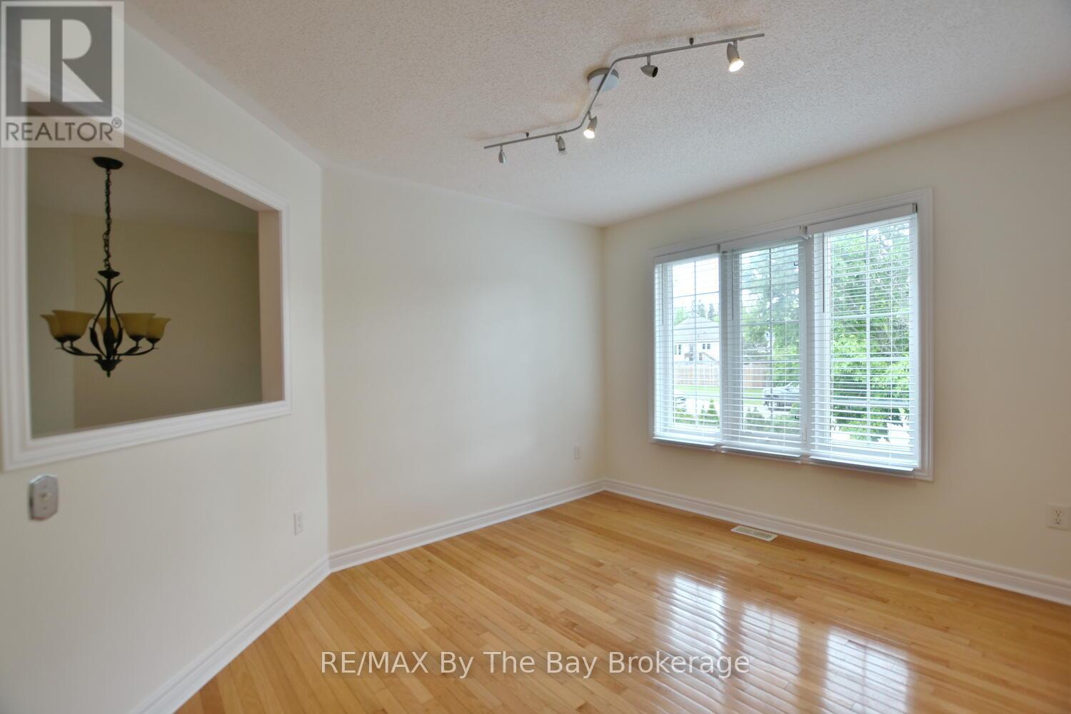 7 Meadowood Drive, Wasaga Beach, Ontario  L9Z 3C2 - Photo 10 - S12491758