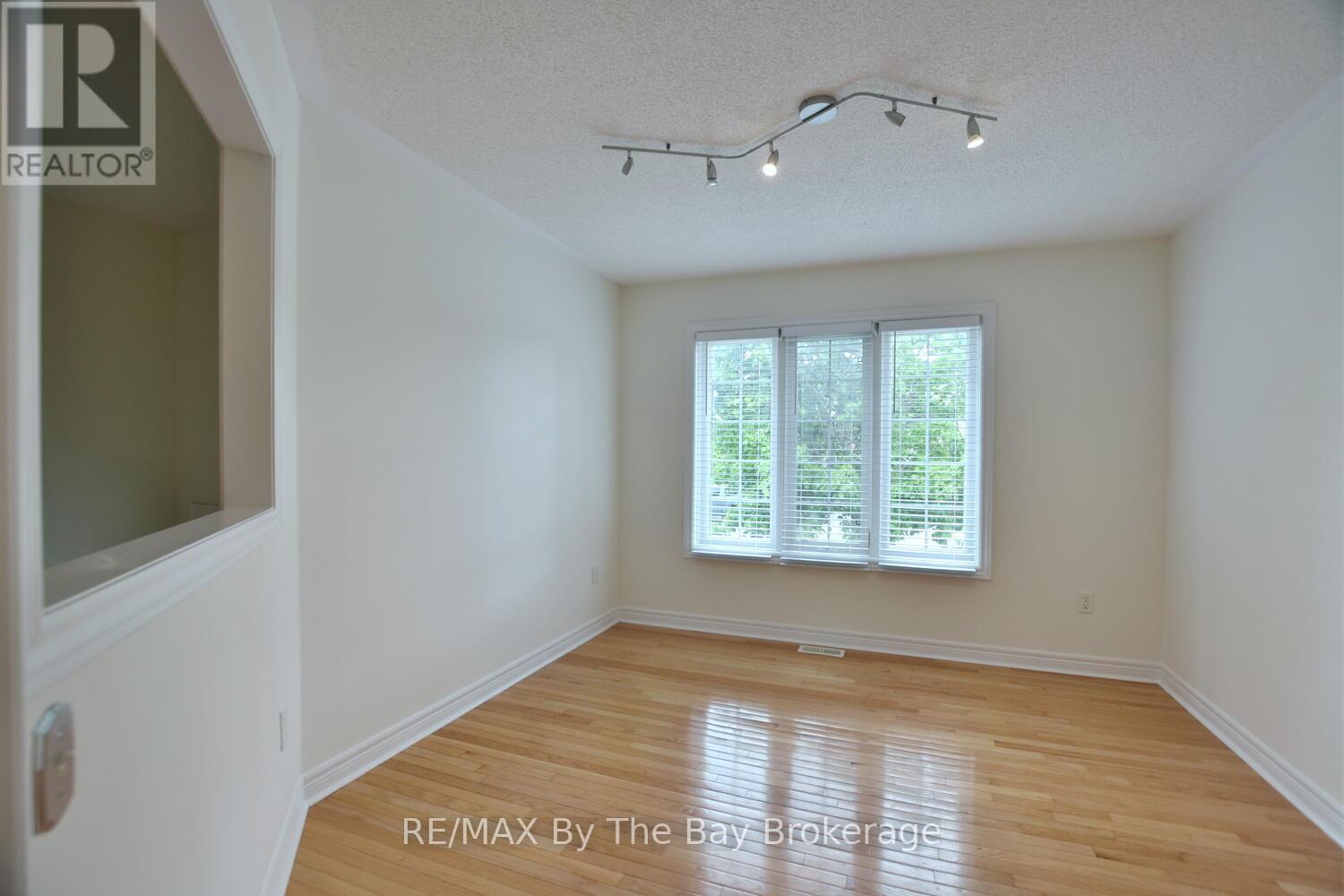 7 Meadowood Drive, Wasaga Beach, Ontario  L9Z 3C2 - Photo 11 - S12491758