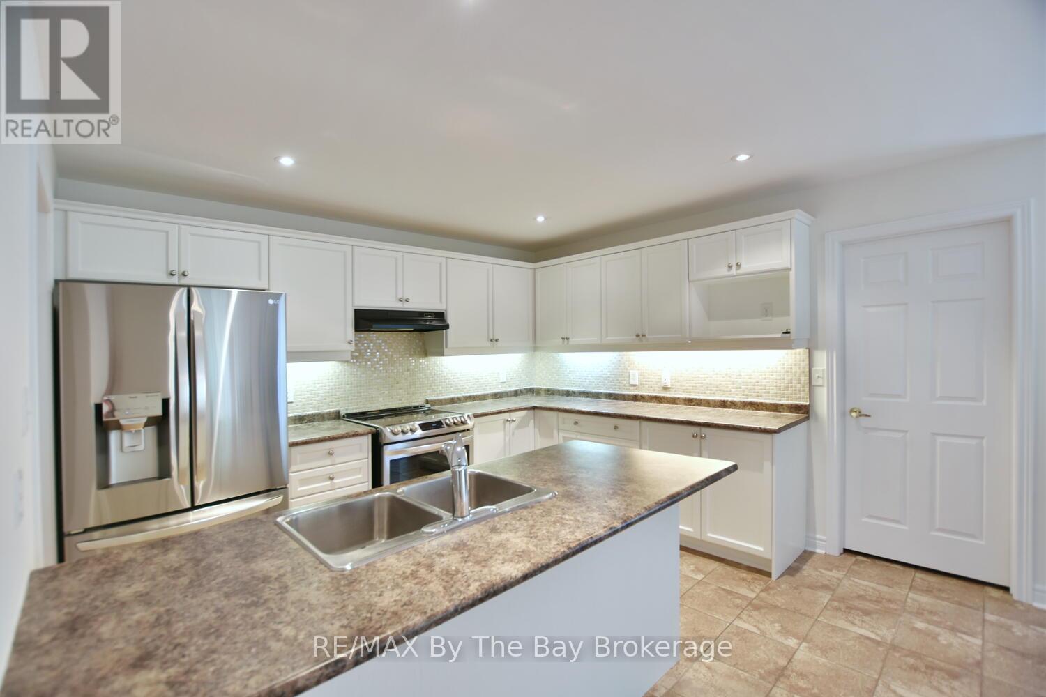 7 Meadowood Drive, Wasaga Beach, Ontario  L9Z 3C2 - Photo 4 - S12491758