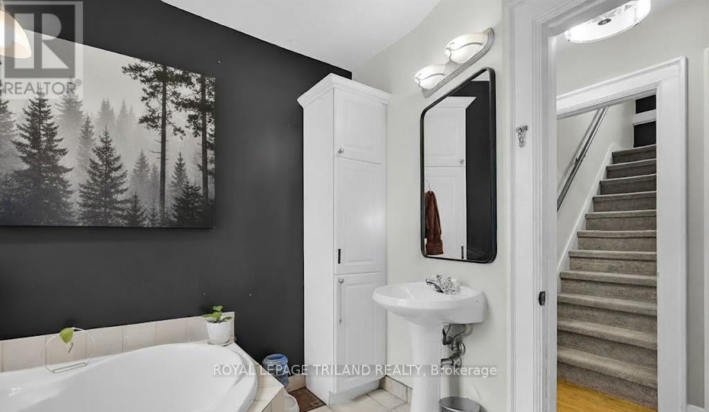 87 Iroquois Avenue, London South (South G), Ontario  N6C 2K7 - Photo 16 - X12491662