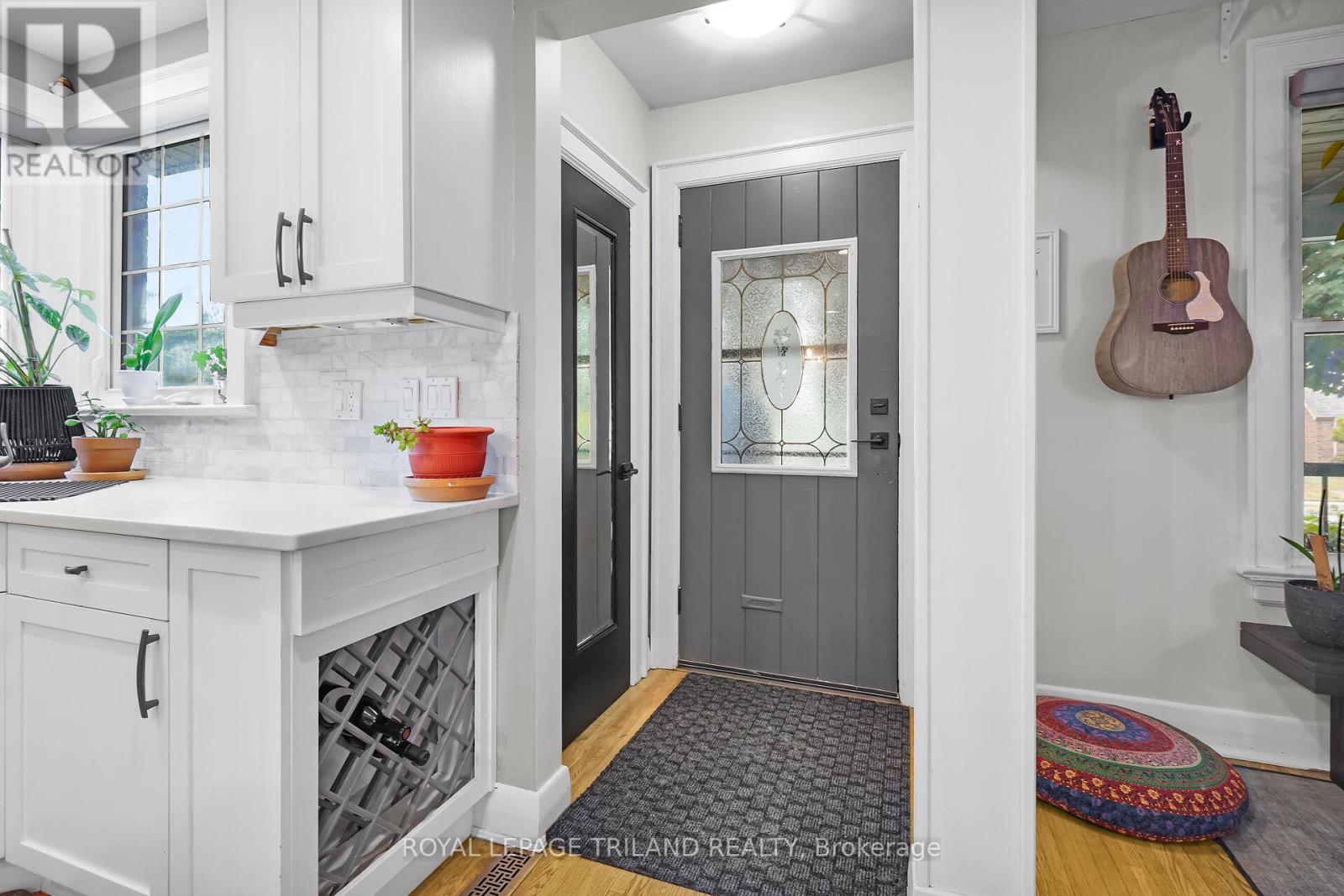 87 Iroquois Avenue, London South (South G), Ontario  N6C 2K7 - Photo 4 - X12491662