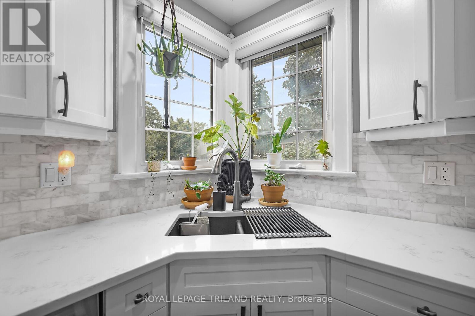 87 Iroquois Avenue, London South (South G), Ontario  N6C 2K7 - Photo 8 - X12491662