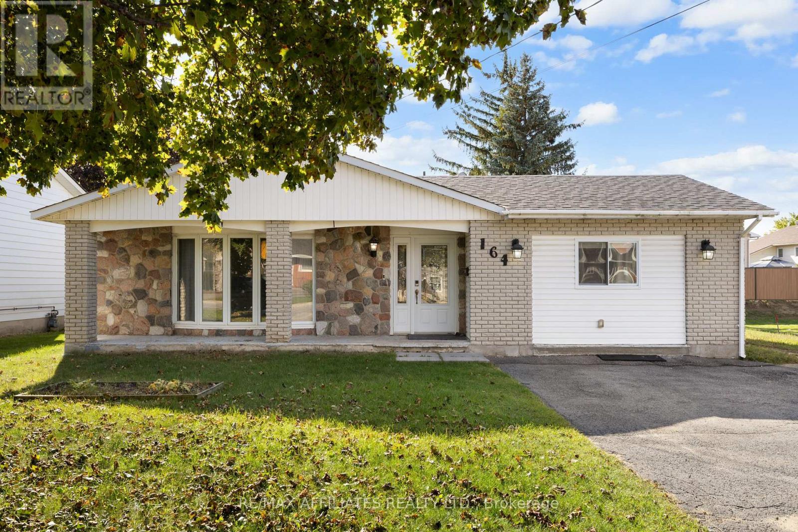 164 Napoleon Street, Carleton Place, Ontario  K7C 2W9 - Photo 3 - X12491636