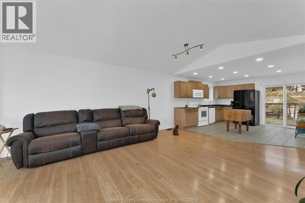 3656 Maguire, Windsor, Ontario  N9E 4V5 - Photo 6 - 25027535