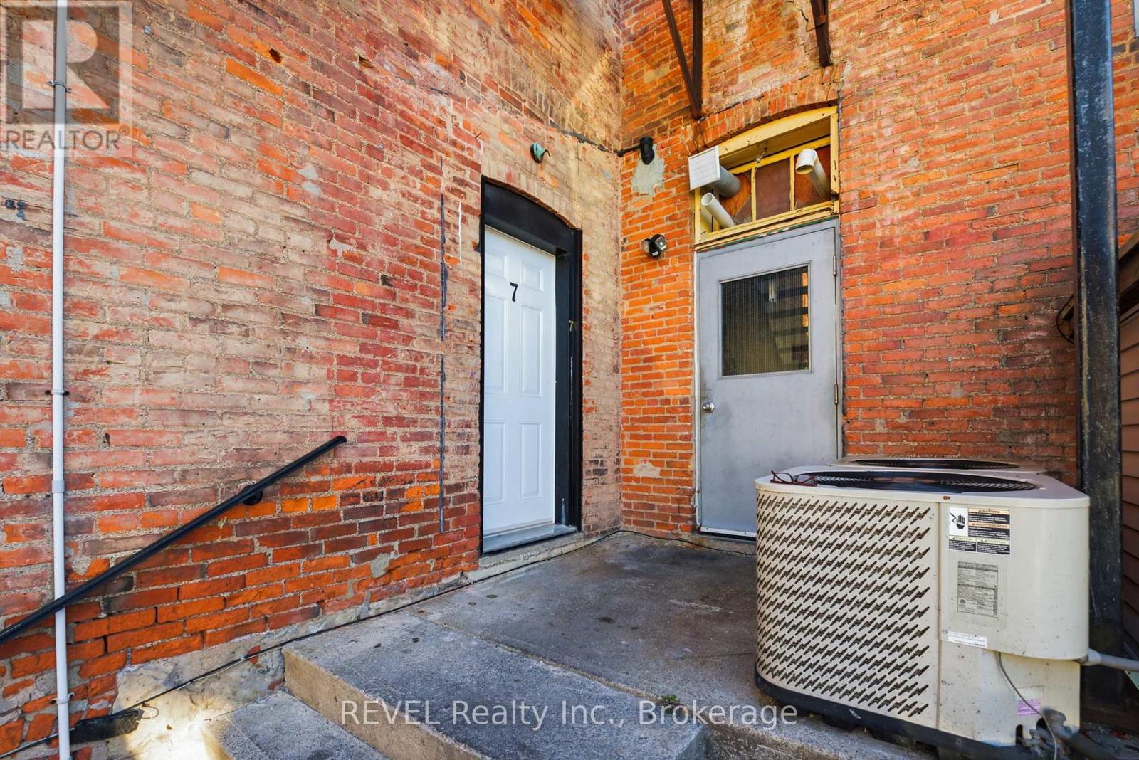 7 - 18 Clairmont Street, Thorold, Ontario  L2V 1R1 - Photo 1 - X12491766