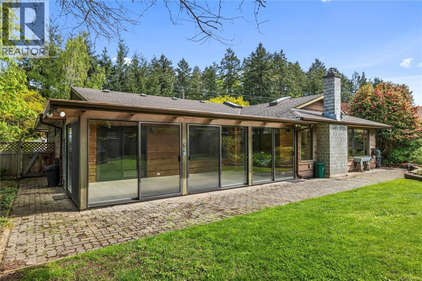 496 Crescent Rd W, Qualicum Beach, British Columbia  V9K 1J4 - Photo 10 - 1018486