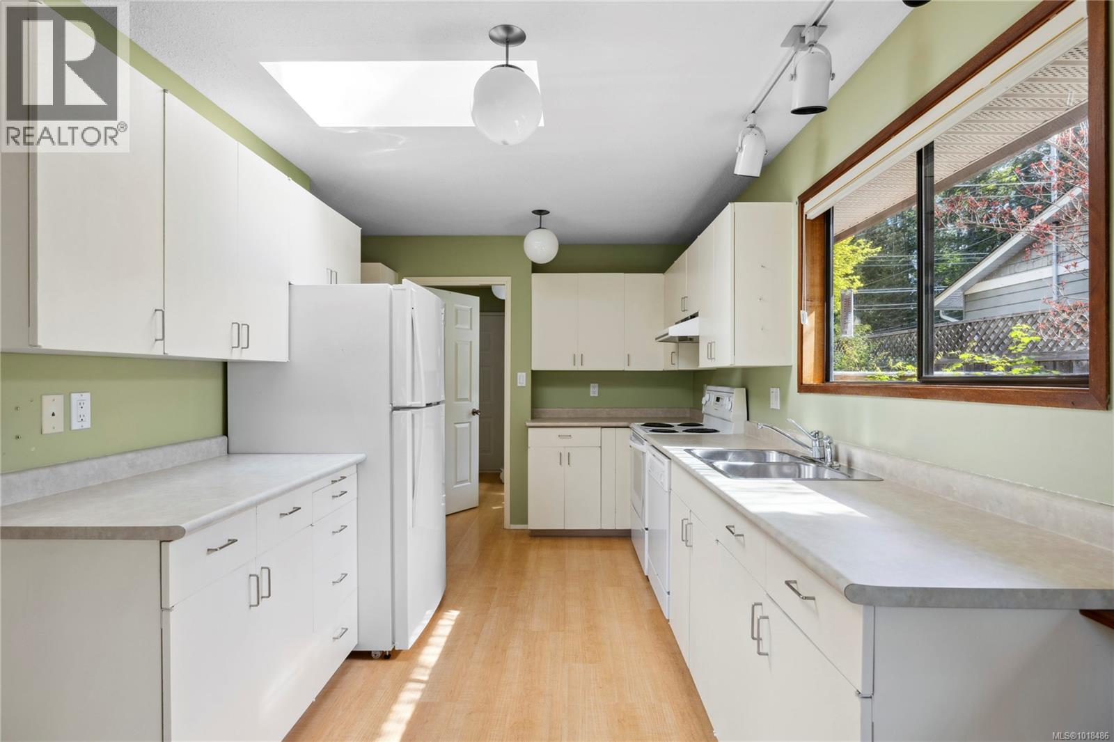 496 Crescent Rd W, Qualicum Beach, British Columbia  V9K 1J4 - Photo 3 - 1018486