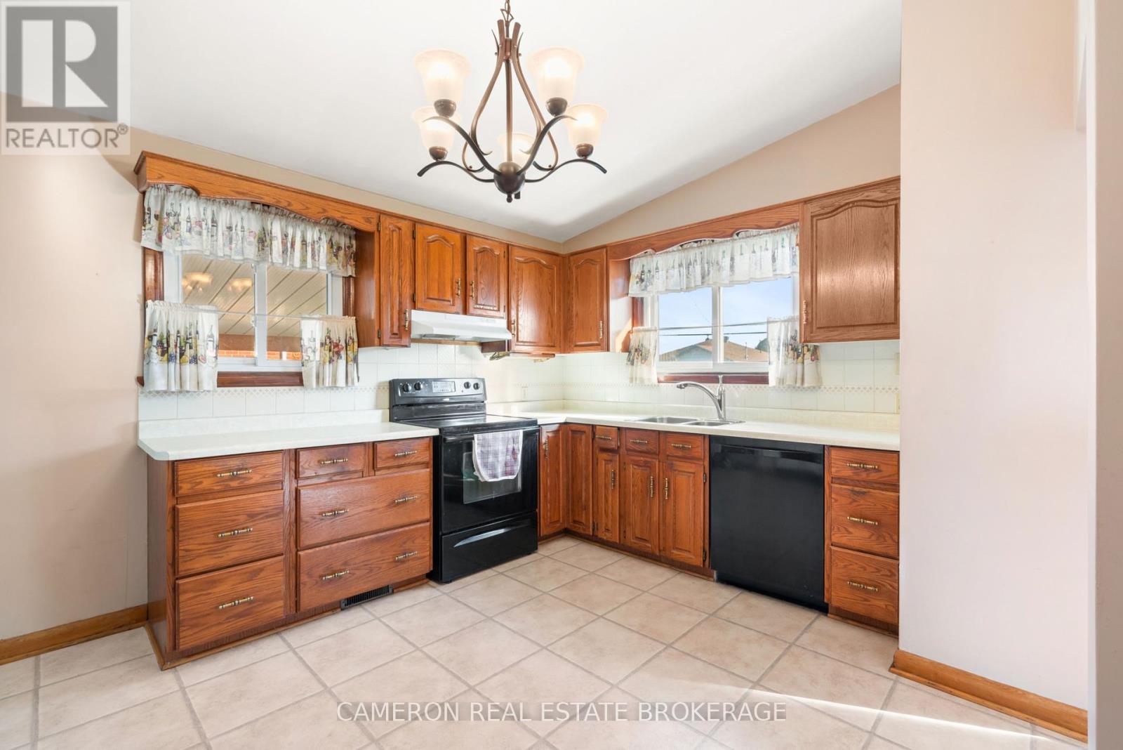 241 Sunnyside Avenue, Cornwall, Ontario  K6H 3E2 - Photo 4 - X12491768