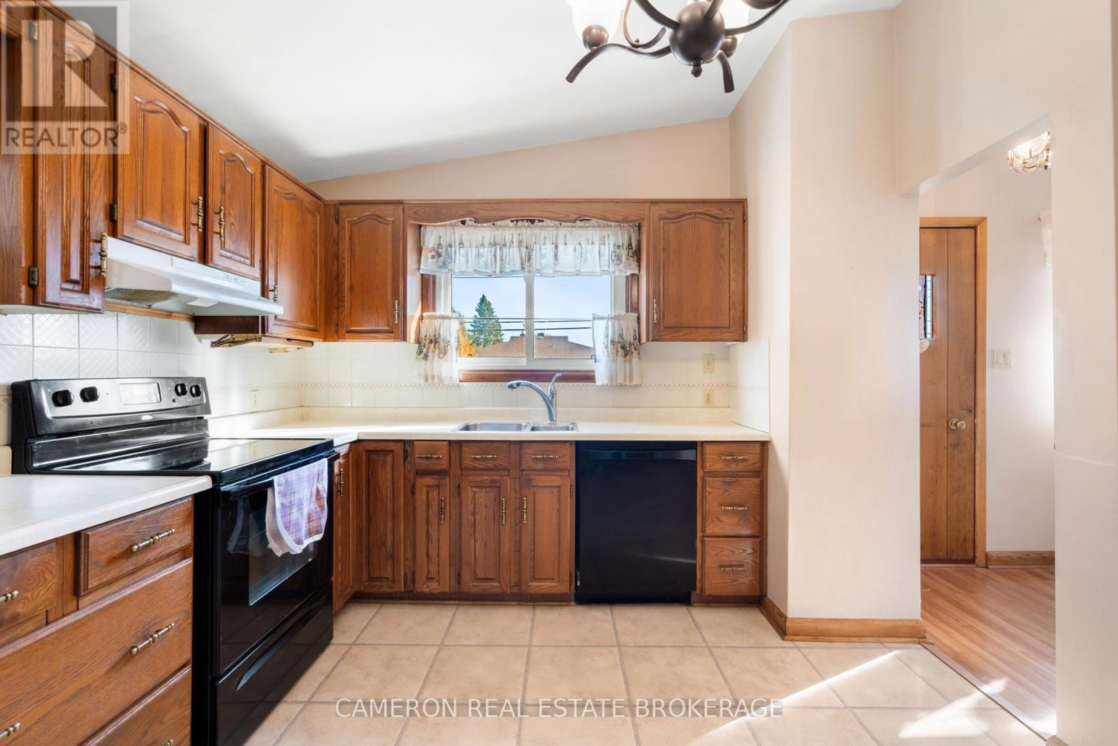 241 Sunnyside Avenue, Cornwall, Ontario  K6H 3E2 - Photo 5 - X12491768