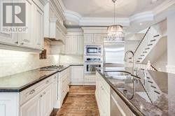 330 Elm Road, Toronto, Ontario  M5H 3V4 - Photo 8 - C12491556