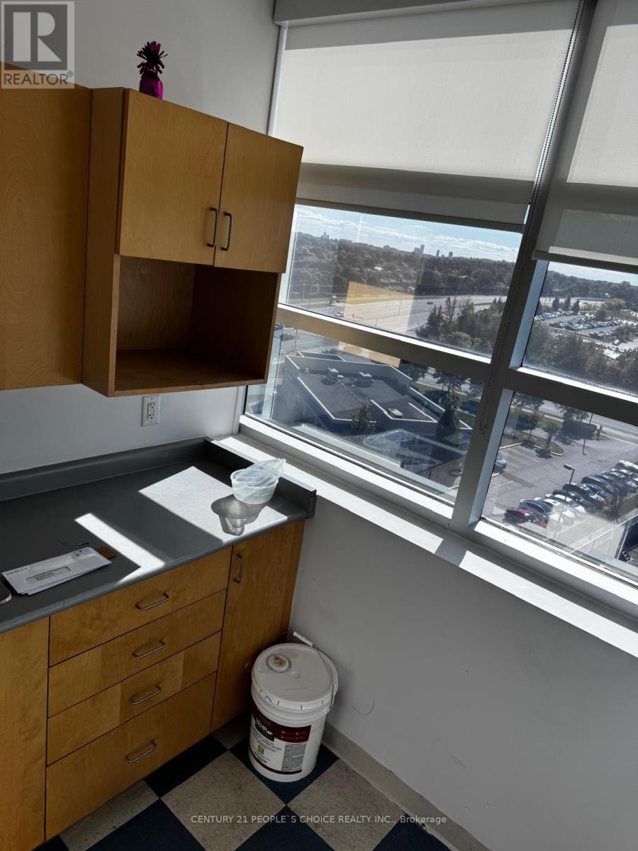 601 - 2250 Bovaird Drive, Brampton, Ontario  L6R 3J5 - Photo 3 - W12381411