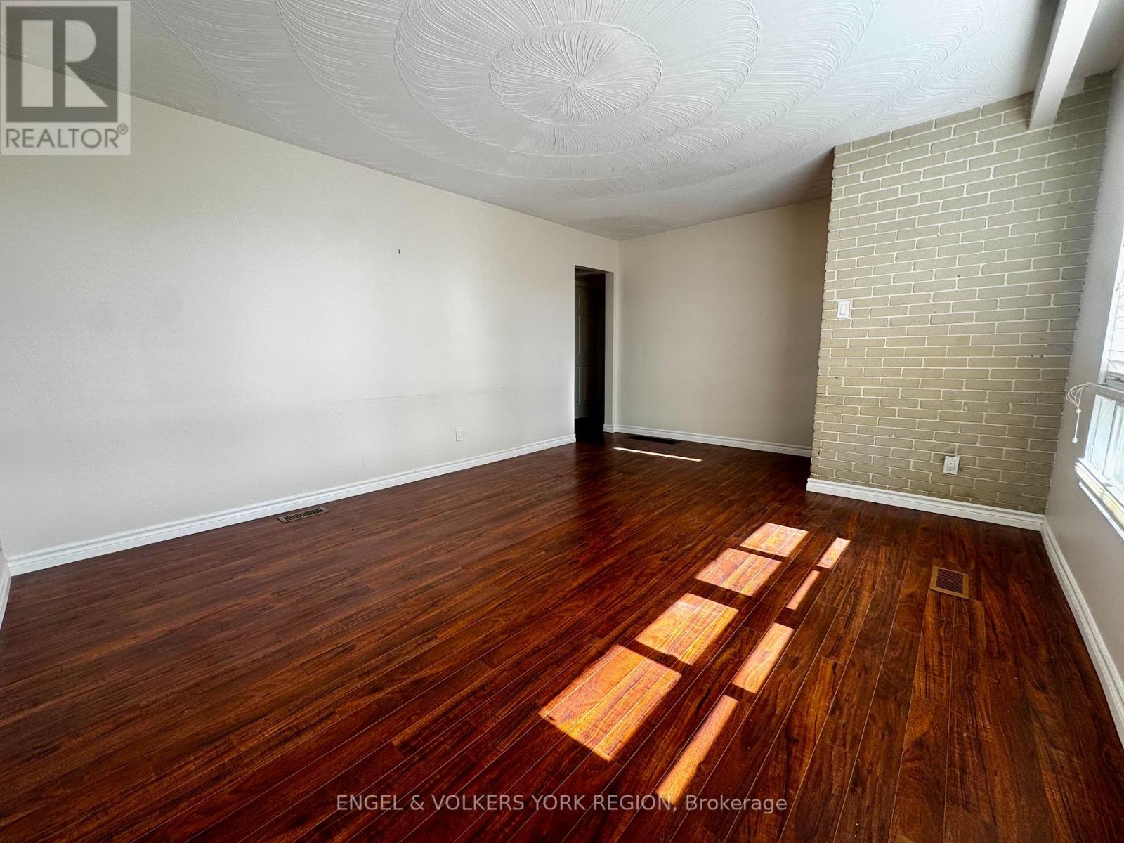 Main - 135 Luxury Avenue, Bradford West Gwillimbury (Bradford), Ontario  L3Z 1T5 - Photo 4 - N12491538