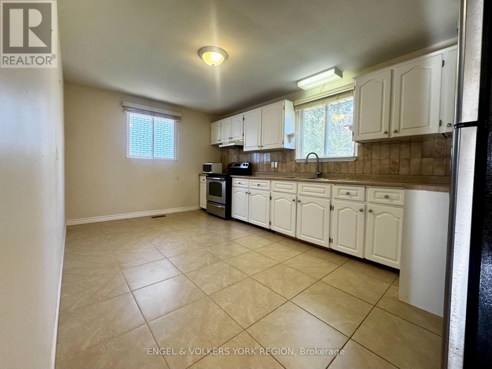 Main - 135 Luxury Avenue, Bradford West Gwillimbury (Bradford), Ontario  L3Z 1T5 - Photo 5 - N12491538