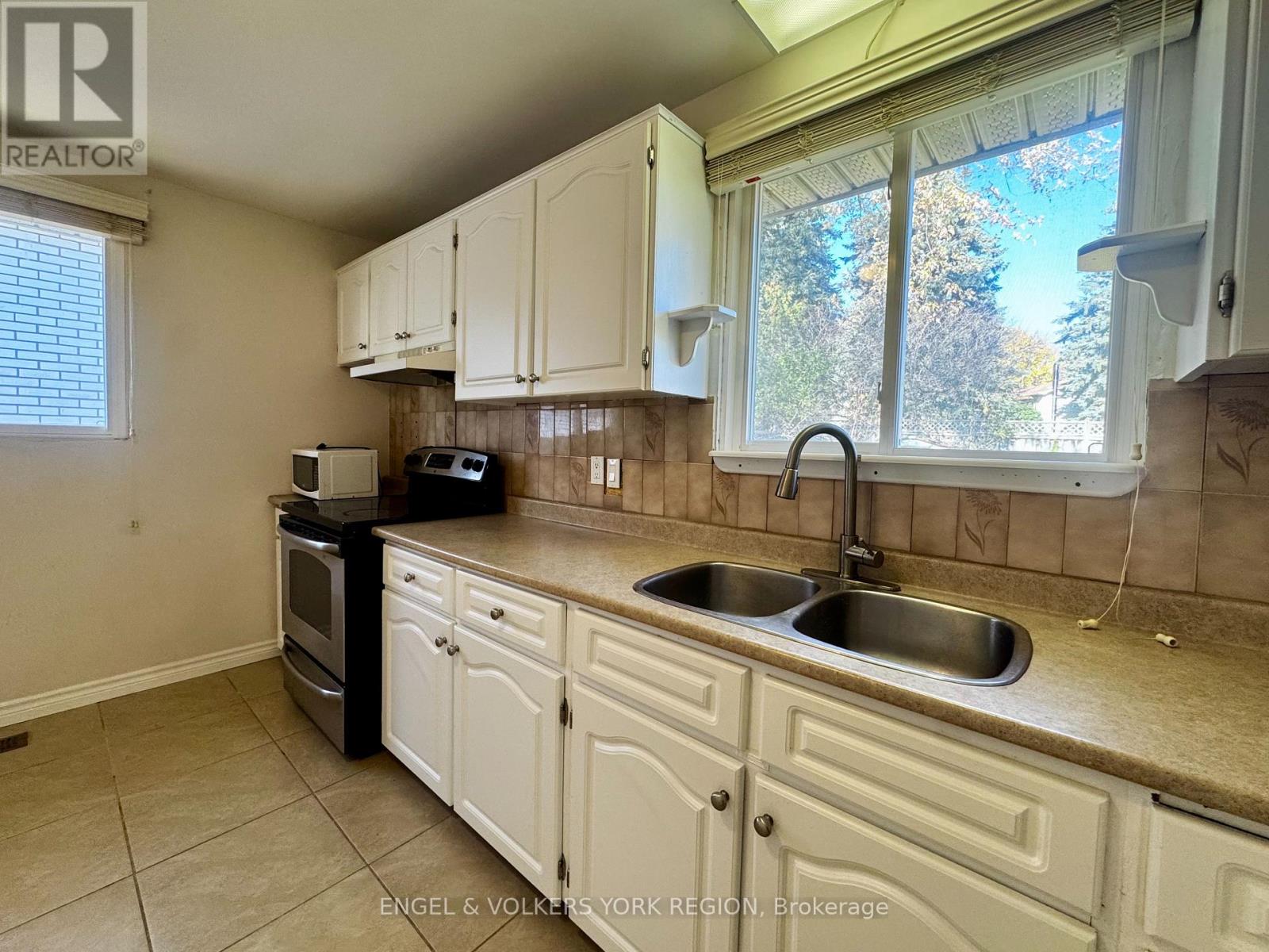 Main - 135 Luxury Avenue, Bradford West Gwillimbury (Bradford), Ontario  L3Z 1T5 - Photo 6 - N12491538