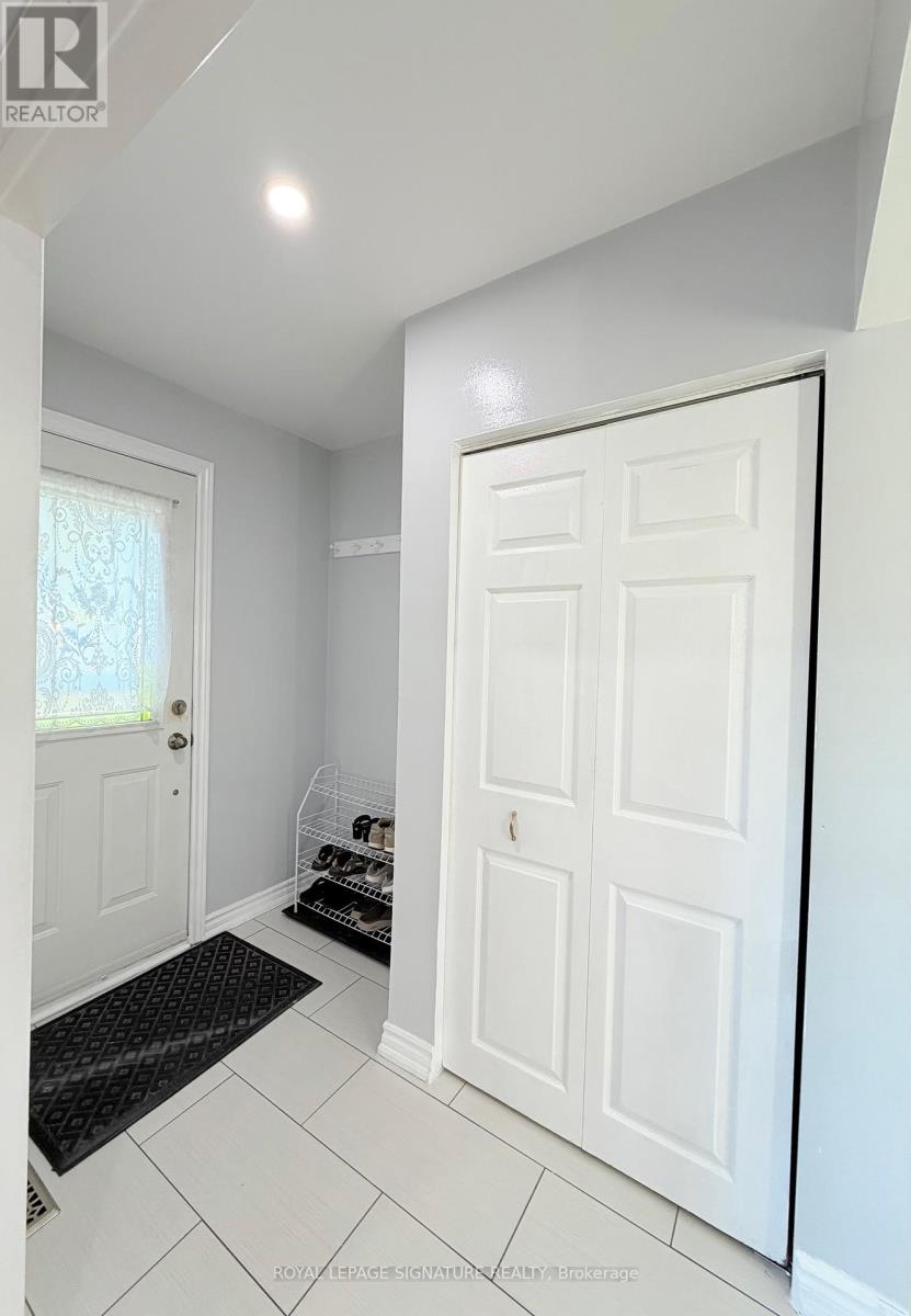 25 Birchbank Road, Brampton, Ontario  L6T 1L8 - Photo 6 - W12491498