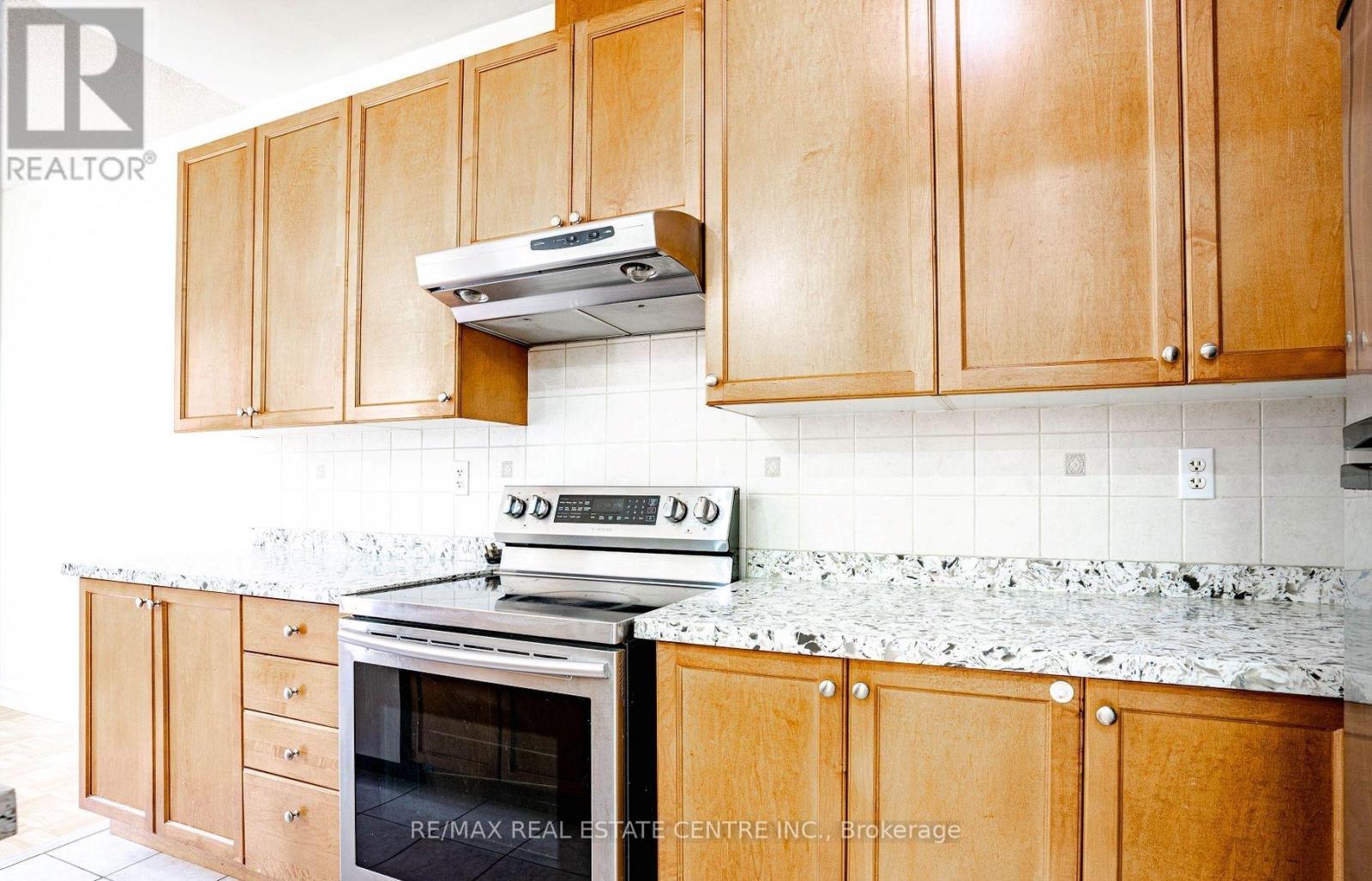 106 Silent Pond Crescent, Brampton, Ontario  L6V 4S9 - Photo 7 - W12491528