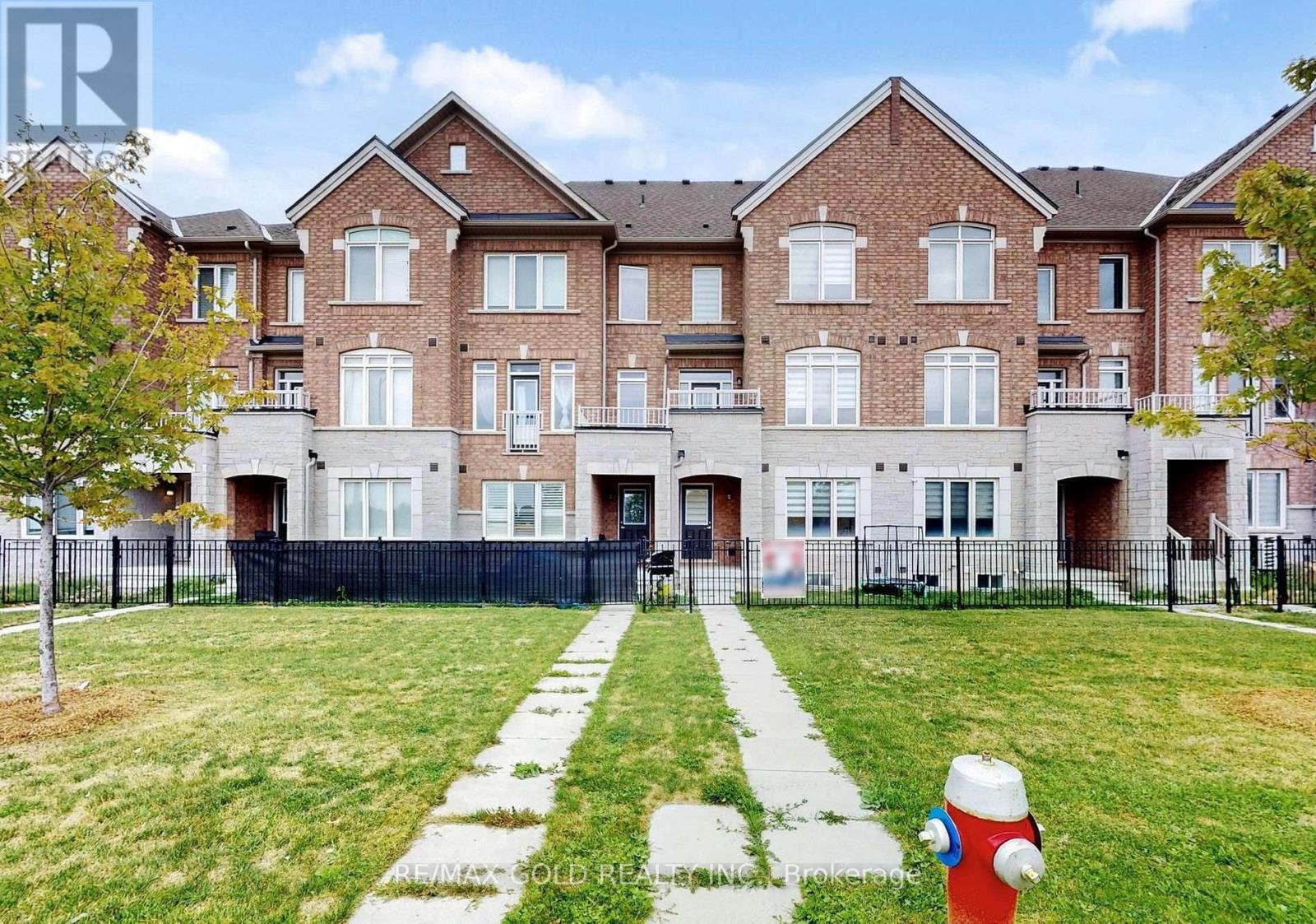 21 Gemma Place, Brampton, Ontario  L6Z 0J5 - Photo 2 - W12491534