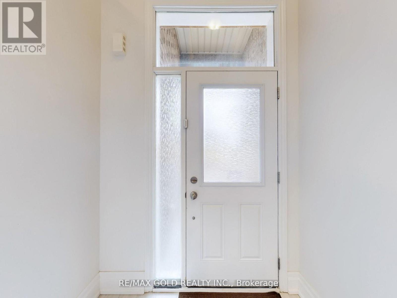 21 Gemma Place, Brampton, Ontario  L6Z 0J5 - Photo 3 - W12491534