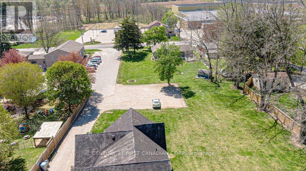 431 Albert Street, Strathroy-Caradoc, Ontario  N7G 1W8 - Photo 7 - X12492024