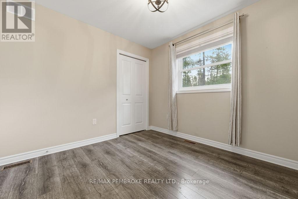49 Dustin Drive, Petawawa, Ontario  K8H 0G3 - Photo 31 - X12492082