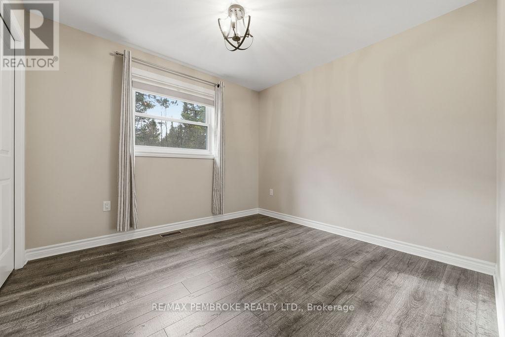 49 Dustin Drive, Petawawa, Ontario  K8H 0G3 - Photo 32 - X12492082