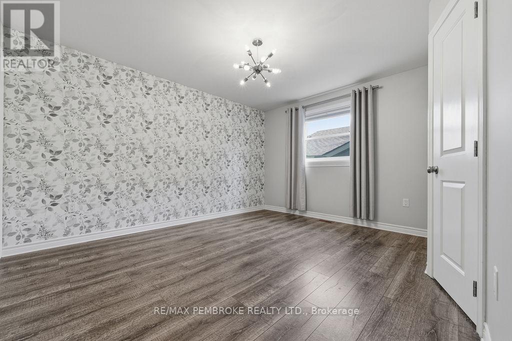 49 Dustin Drive, Petawawa, Ontario  K8H 0G3 - Photo 33 - X12492082