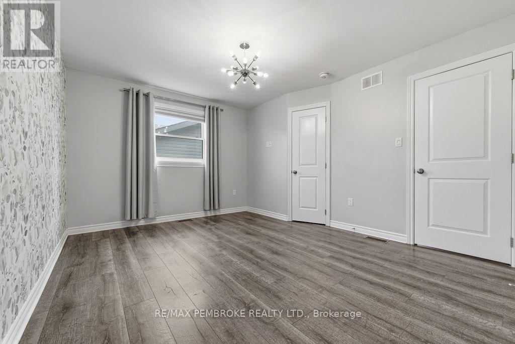 49 Dustin Drive, Petawawa, Ontario  K8H 0G3 - Photo 35 - X12492082