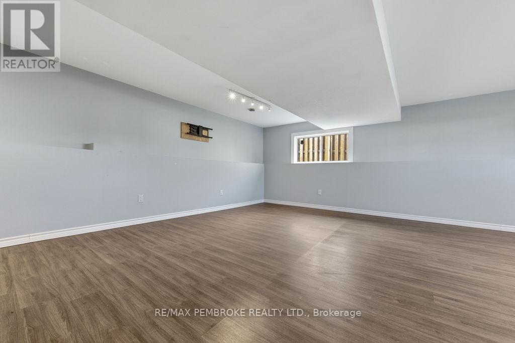 49 Dustin Drive, Petawawa, Ontario  K8H 0G3 - Photo 40 - X12492082